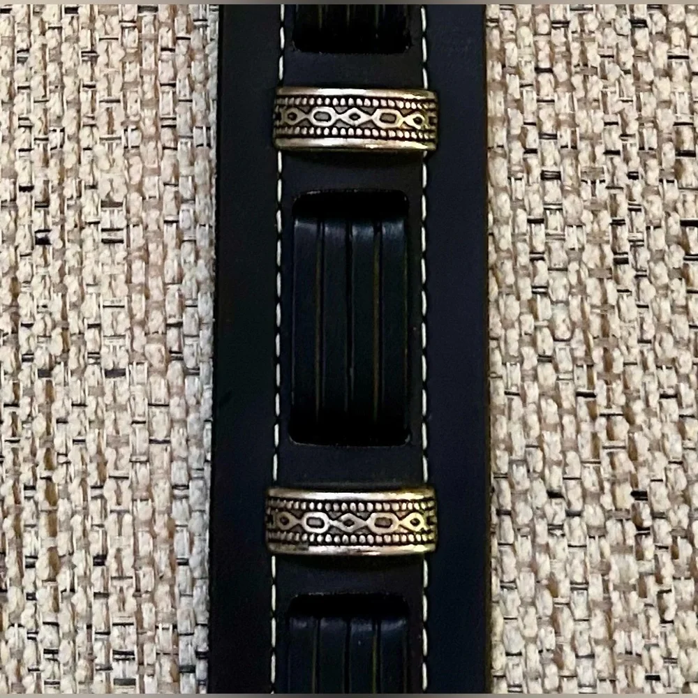Women or Men’s Black Belt  with Silver Hardware Very Well Made Size 34